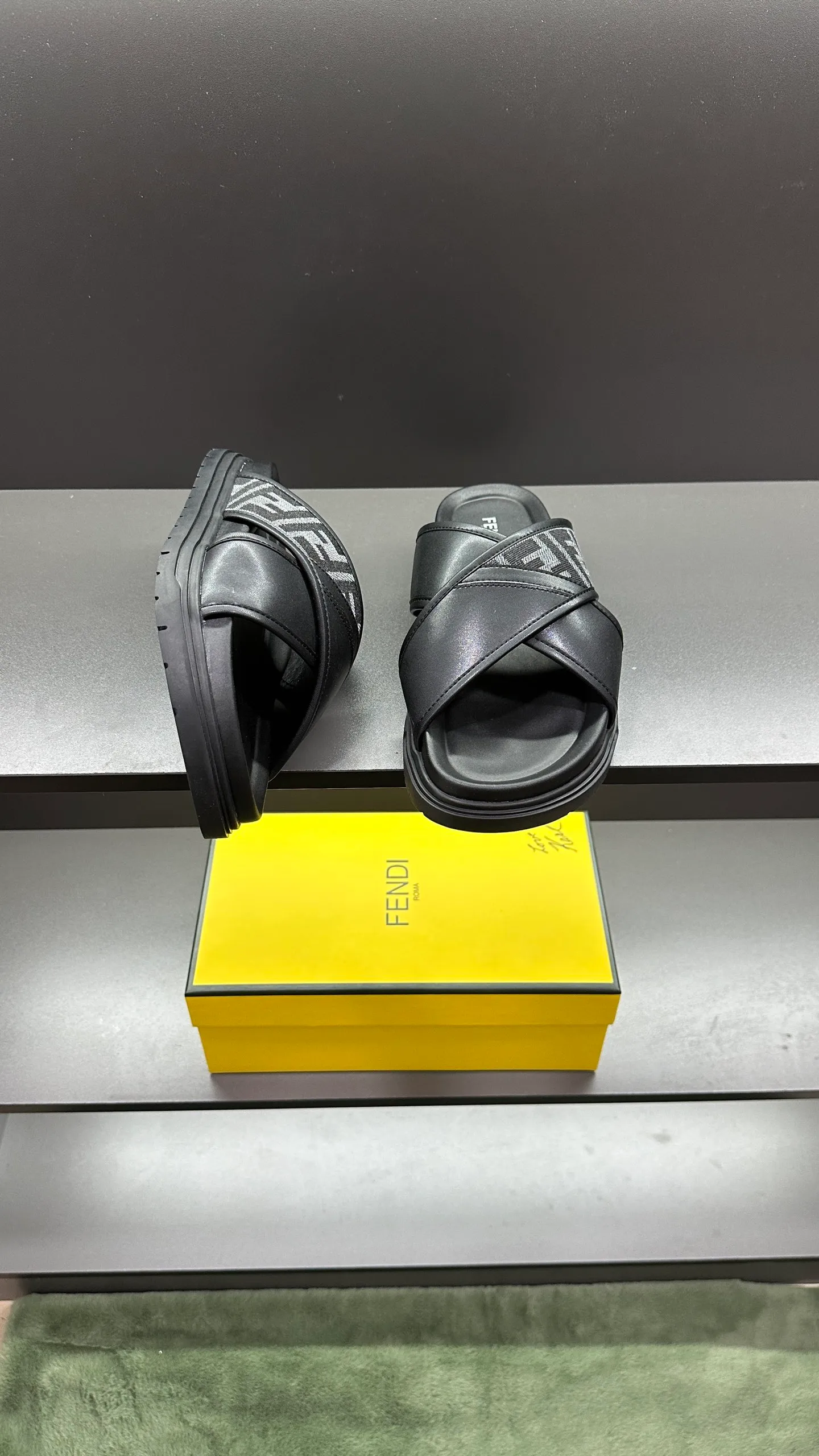 P300 [Fendi Slippers] High-end men's shoes brand, official website 1:1 latest masterpiece: original mold customization, fabrics made of imported original materials, upgraded outsole, lighter and non-slip. The market's top quality, simple yet tasteful, a must-have for fashionistas, fashionable at your feet, full of confidence, the same style at the counter 👍The season of summer slippers is here. Code: 38-45, 46 order